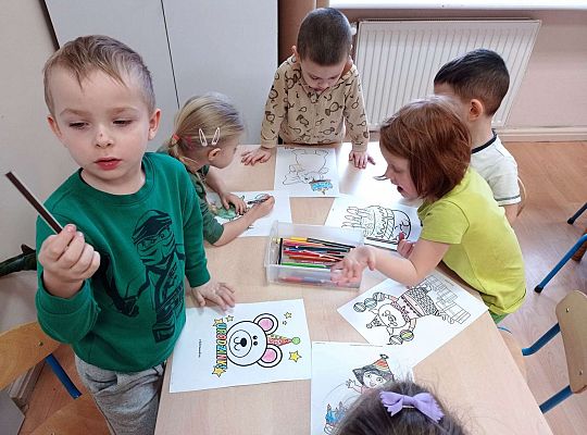Dzieci kolorują obrazki do urodzinowego albumu