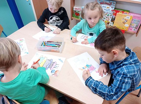 Dzieci kolorują obrazki do urodzinowego albumu