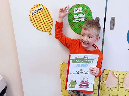 Jubilat pokazuje balonik z datą swoich urodzin