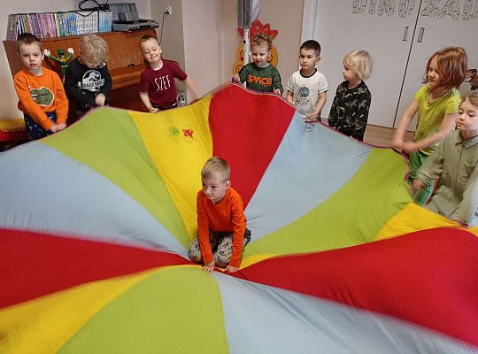 Dzieci śpiewają sto lat