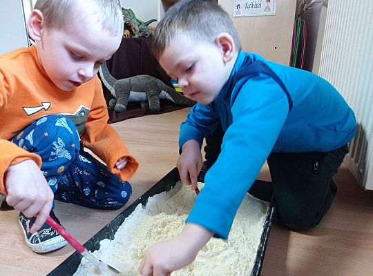 Dzieci szukają kości dinozaura