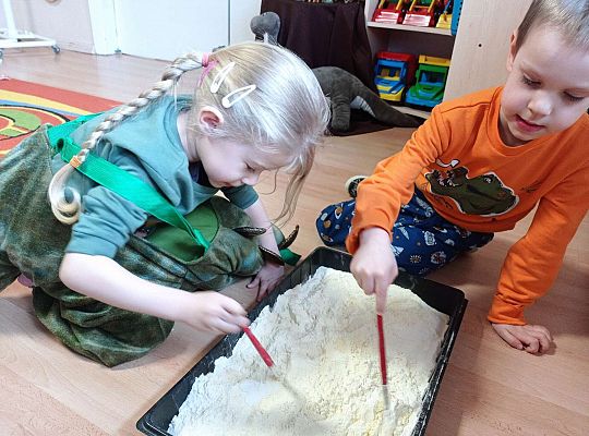 Dzieci szukają kości dinozaura