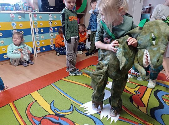 Dzieci chodzą po śladach dinozaurów