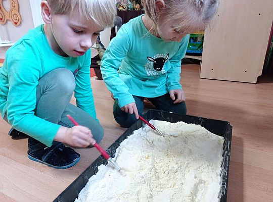 Dzieci szukają kości dinozaura