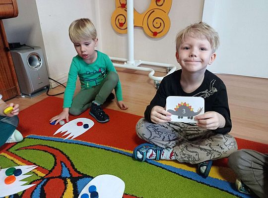 Dzieci przeliczają zakrętki