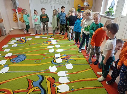 Dzieci chodzą po śladach dinozaurów