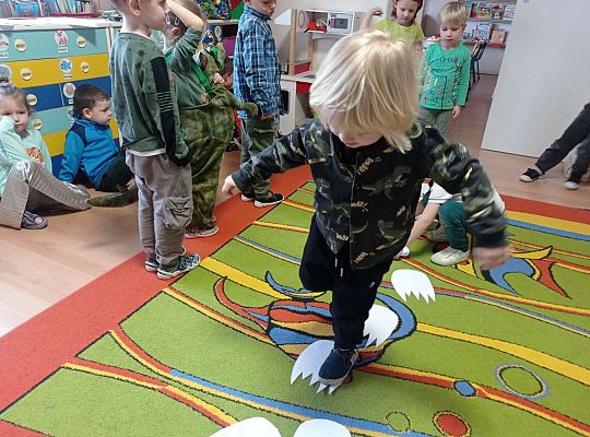 Dzieci chodzą po śladach dinozaurów