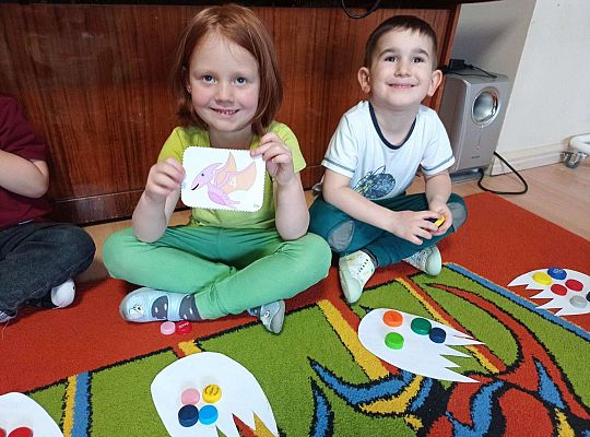 Dzieci przeliczają zakrętki