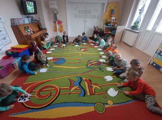 Dzieci przeliczają zakrętki