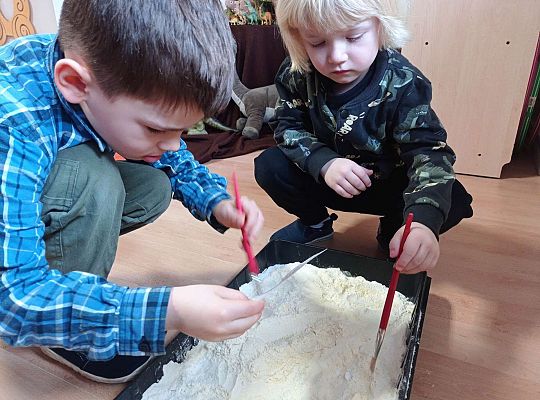 Dzieci szukają kości dinozaura