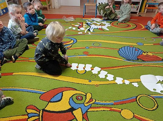 Dzieci układają szkielet dinozaura