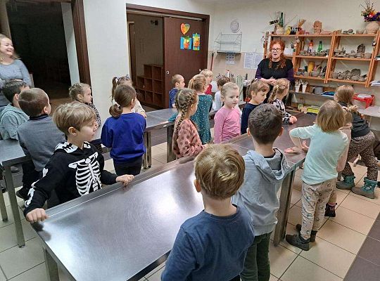 Pani z muzeum rozmawia z dziećmi