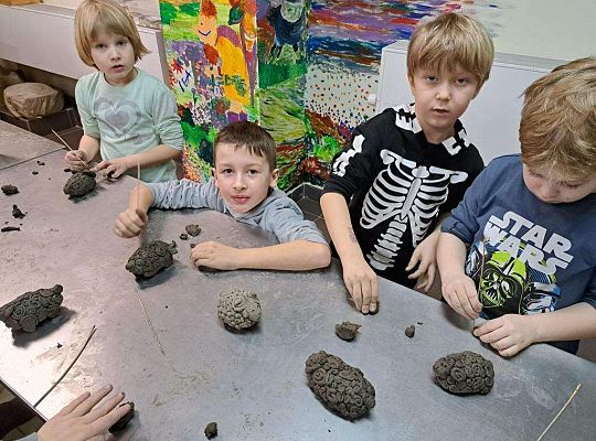 Dzieci lepią z gliny