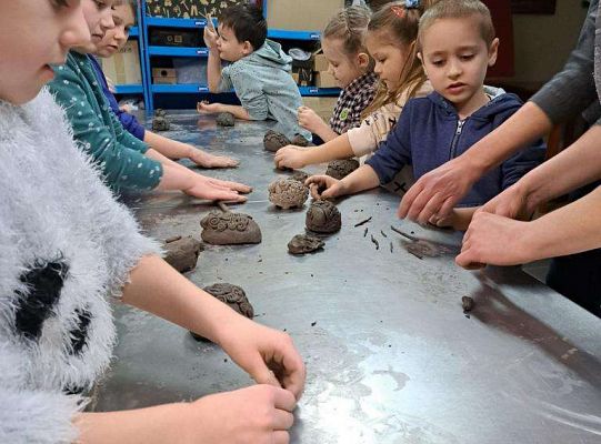 Dzieci lepią z gliny