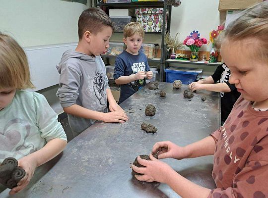 Dzieci lepią z gliny