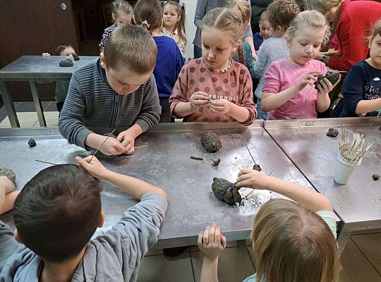 Dzieci lepią z gliny