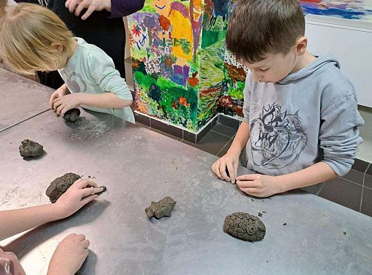 Dzieci lepią z gliny