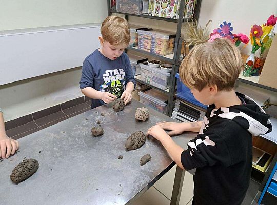 Dzieci lepią z gliny