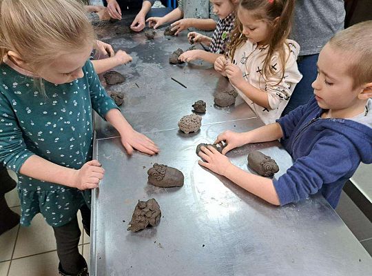 Dzieci lepią z gliny