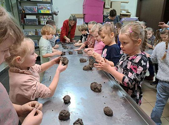 Dzieci lepią z gliny