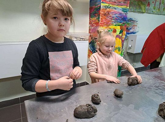 Dzieci lepią z gliny