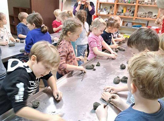 Dzieci lepią z gliny