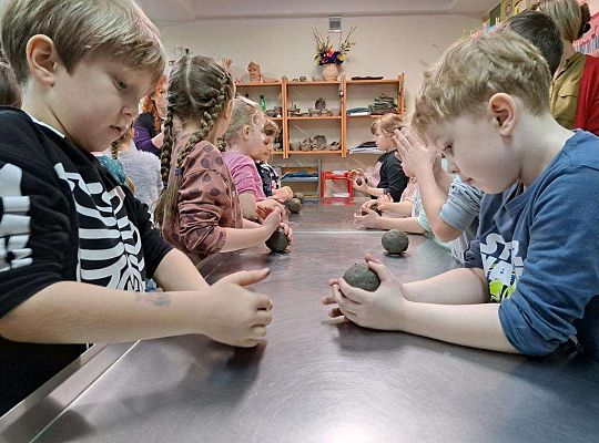 Dzieci lepią z gliny