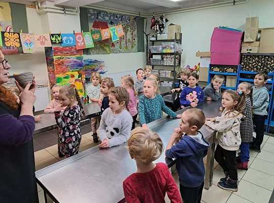 Pani z muzeum rozmawia z dziećmi