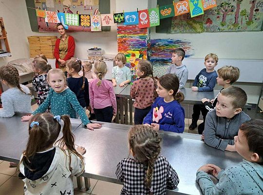 Pani z muzeum rozmawia z dziećmi