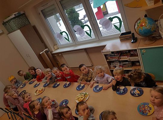 Dzieci jedzą urodzinowe owoce