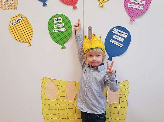 Jubilat pokazuje balonik z datą swoich urodzin