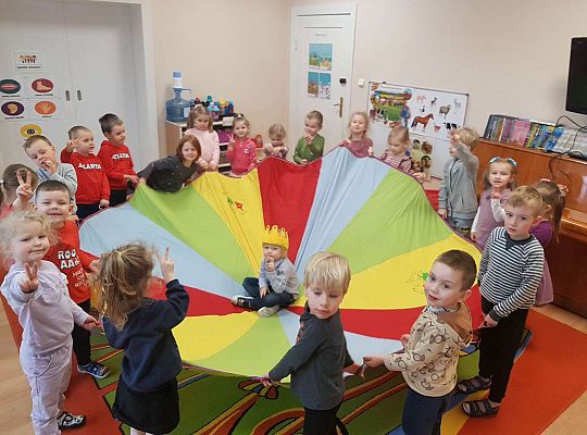 Dzieci pozują do zdjęcia przy użyciu chusty animacyjnej