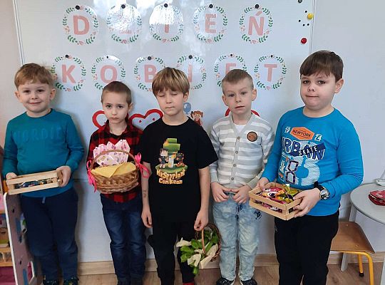 Chłopcy czekają na dziewczynki aby wręczyć im słodkie prezenty