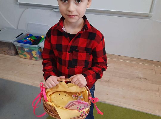 Chłopiec z koszyczkiem na prezenty