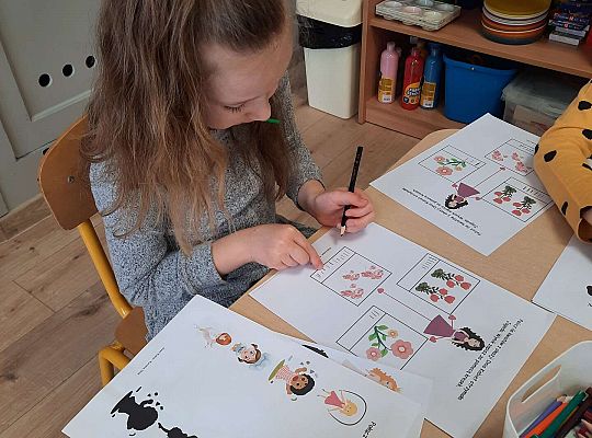 Dziewczynka wykonuje zadanie