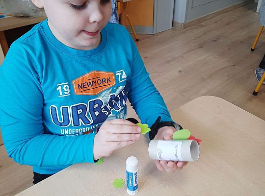 Chłopiec wykonuje prezent dla mamy