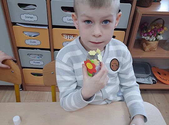 Chłopiec wykonuje prezent dla mamy