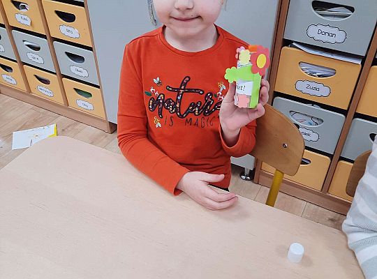 Dziewczynka prezentuje prezent dla mamy