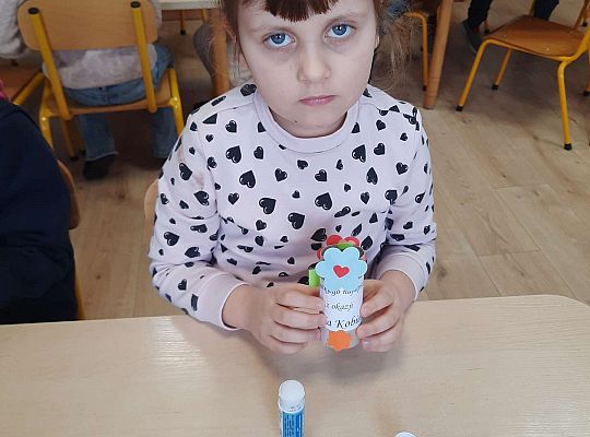 Dziewczynka prezentuje prezent dla mamy