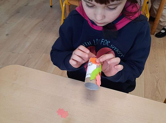 Dziewczynka wykonuje prezent dla mamy