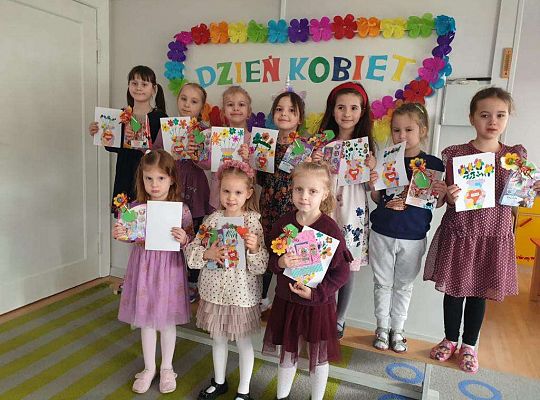 Zdjęcie grupowe dziewczynek