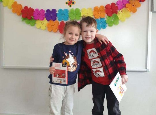 Chłopiec wręcza dziewczynce laurkę