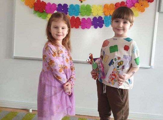 Chłopiec wręcza dziewczynce laurkę