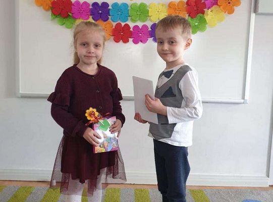 Chłopiec wręcza dziewczynce laurkę