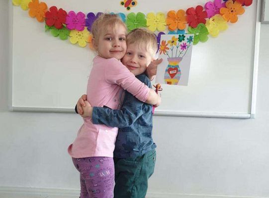 Chłopiec wręcza dziewczynce laurkę