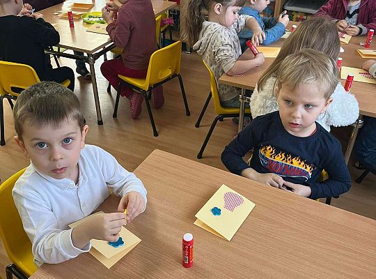 dzieci robią laurki