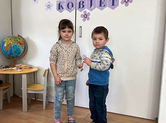 Chłopiec wręcz upominek dziewczynce