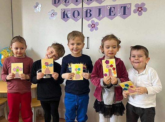 Dzieci stoją z laurkami