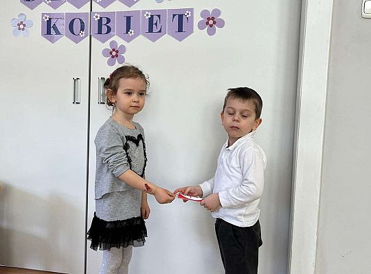 Chłopiec wręcz upominek dziewczynce