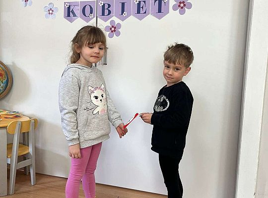 Chłopiec wręcz upominek dziewczynce